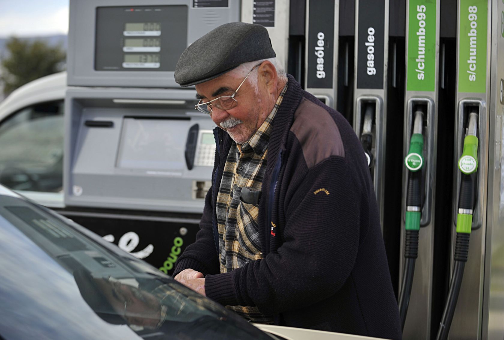 Ventura defends tax reduction to combat fuel increase